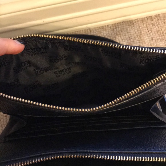 Black leather Micheal Kors Fulton Crossbody purse - Picture 5 of 6